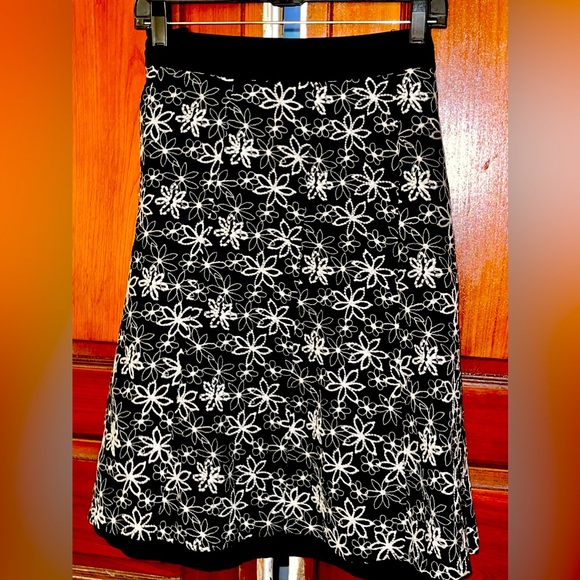 Christopher & Banks Dresses & Skirts - Christopher & Banks Black & White Embroidered Daisy Skirt. Size 10